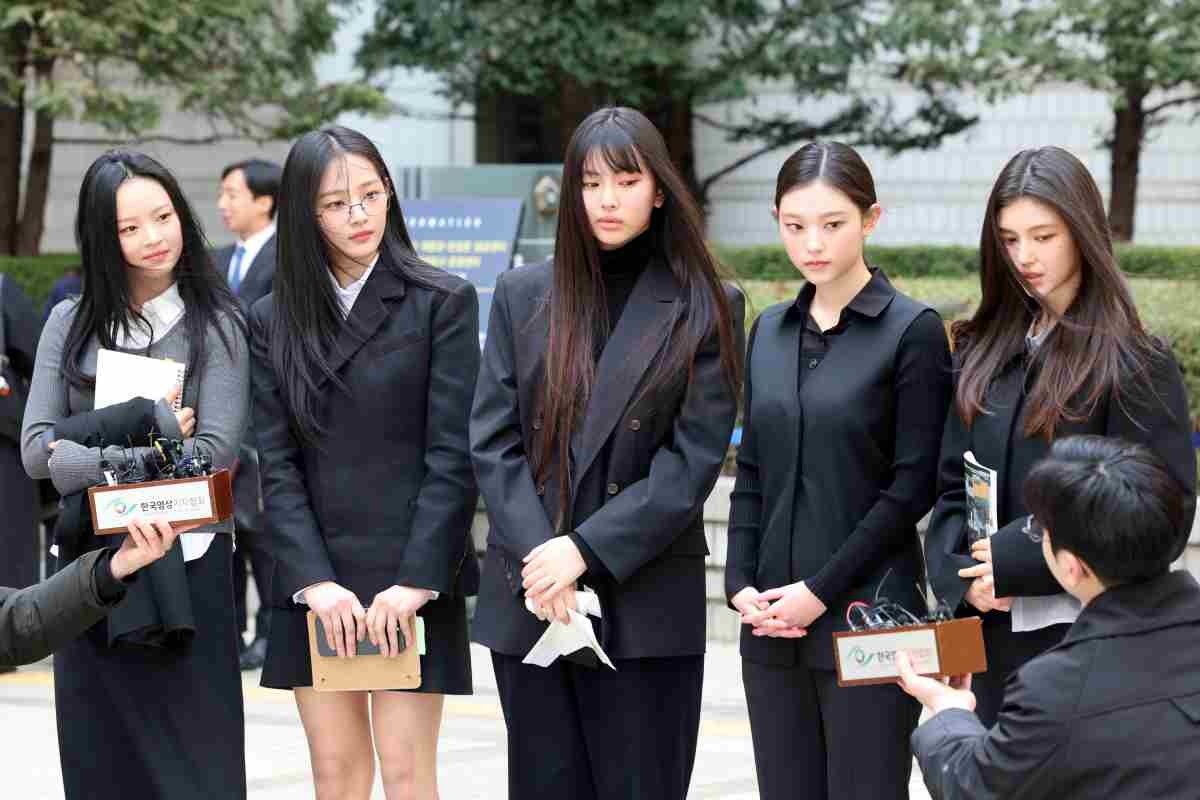 그룹 뉴진스(왼쪽부터 하니, 민지, 혜인, 해린, 다니엘)가 지난해 서울 서초구 서울중앙지방법원에서 어도어 측이 멤버들을 상대로 제기한 ‘기획사 지위보전 및 광고계약 체결 등 금지’ 가처분 첫 심문기일을 마친 후 취재진 질문에 답하고 있다. / 뉴스1