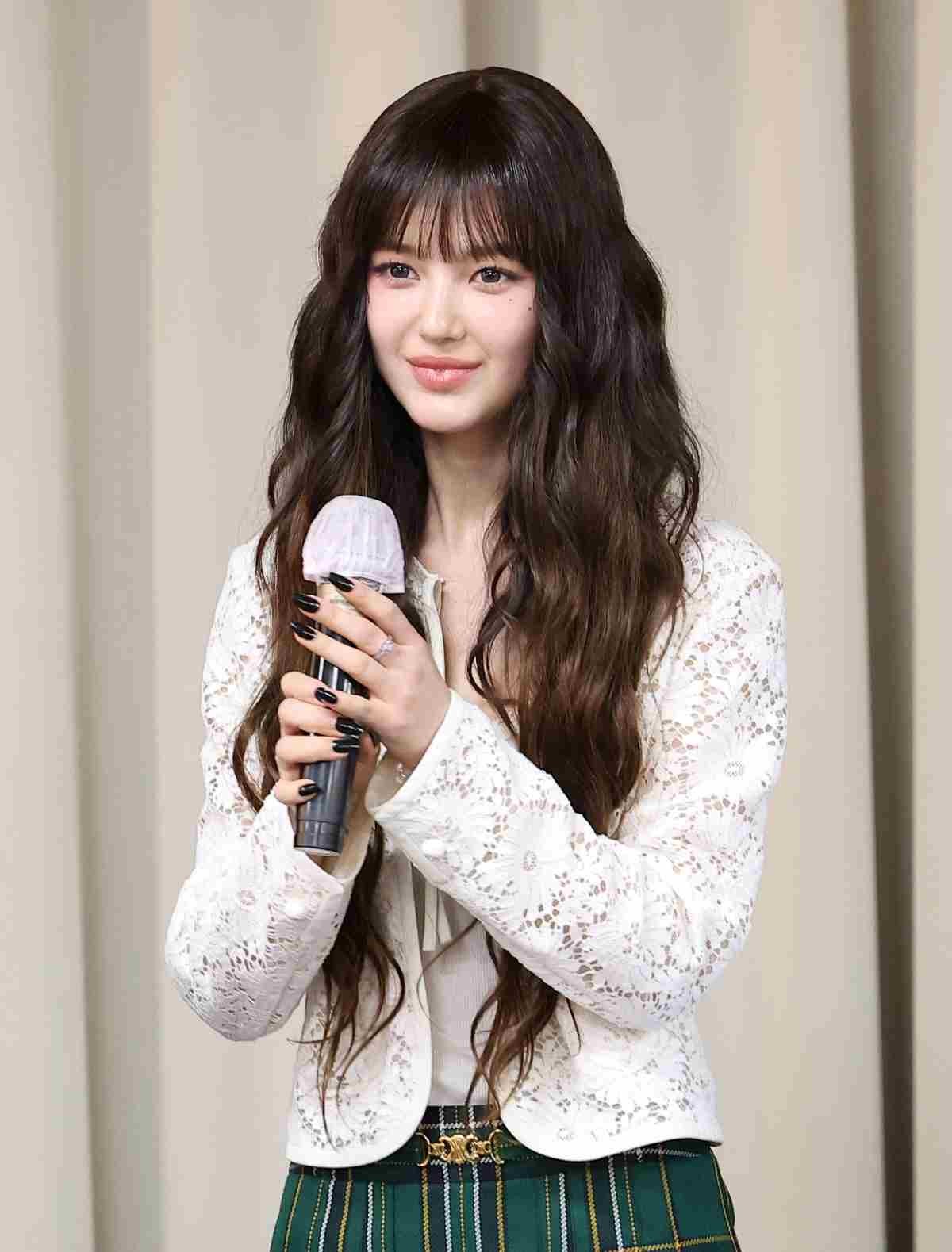 뉴진스 다니엘이 크리스마스인 2024년 인천 인스파이어 아레나에서 열린 ‘2024 SBS 가요대전’(이하 ‘가요대전’) 레드카펫 행사에 참석해 포즈를 취하고 있다. / 뉴스1