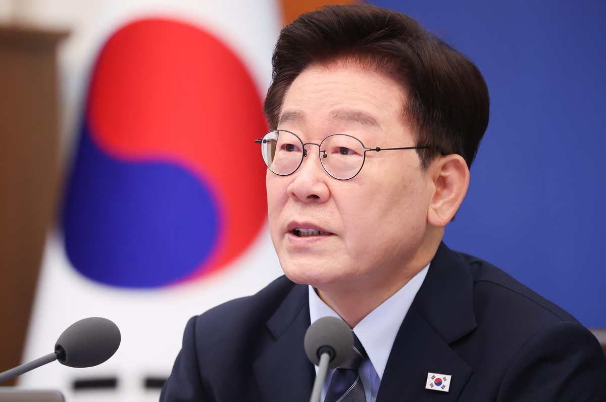 이재명 대통령이 청와대에서 열린 국무회의에서 발언하고 있다. 기사 이해를 돕기 위한 자료 사진. 이 대통령은 1997년 국제통화기금(IMF) 외환위기 당시 투입됐던 공적자금 정부 부담분이 내년 예산을 끝으로 모두 상환되는 것과 관련해 '국민 여러분 정말 수고 많으셨다'라고 밝혔다. 이 대통령은 3일 엑스에 올린 글에서 '30년 만에, 외환위기의 마지막 빚을 갚는다'라며 관련 기사를 함께 공유했다. 이 대통령은 '1997년 IMF 외환위기 당시 국가 부도를 막기 위해 마련했던 공적자금 상환이 내년도 예산으로 마무리된다'라며 '30년 전, 나라가 가장 어려웠던 순간을 국민 여러분의 힘으로 이겨냈듯 30년 동안, 한결같이 애써주신 국민 여러분 덕분에 마무리 짓게 됐다'라고 말했다. / 뉴스1
