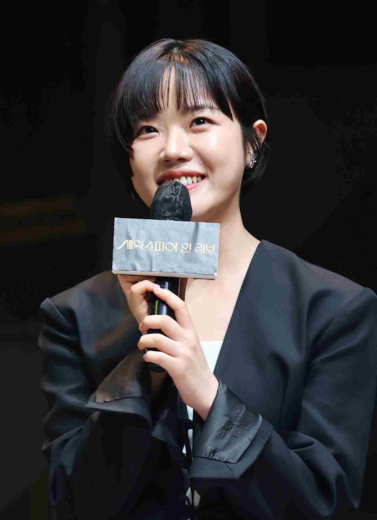 배우 김향기가 지난해 서울 서초구 예술의전당 CJ토월극장에서 열린 연극 ‘셰익스피어 인 러브’ 기자간담회에서 인사말을 하고 있다. / 뉴스1