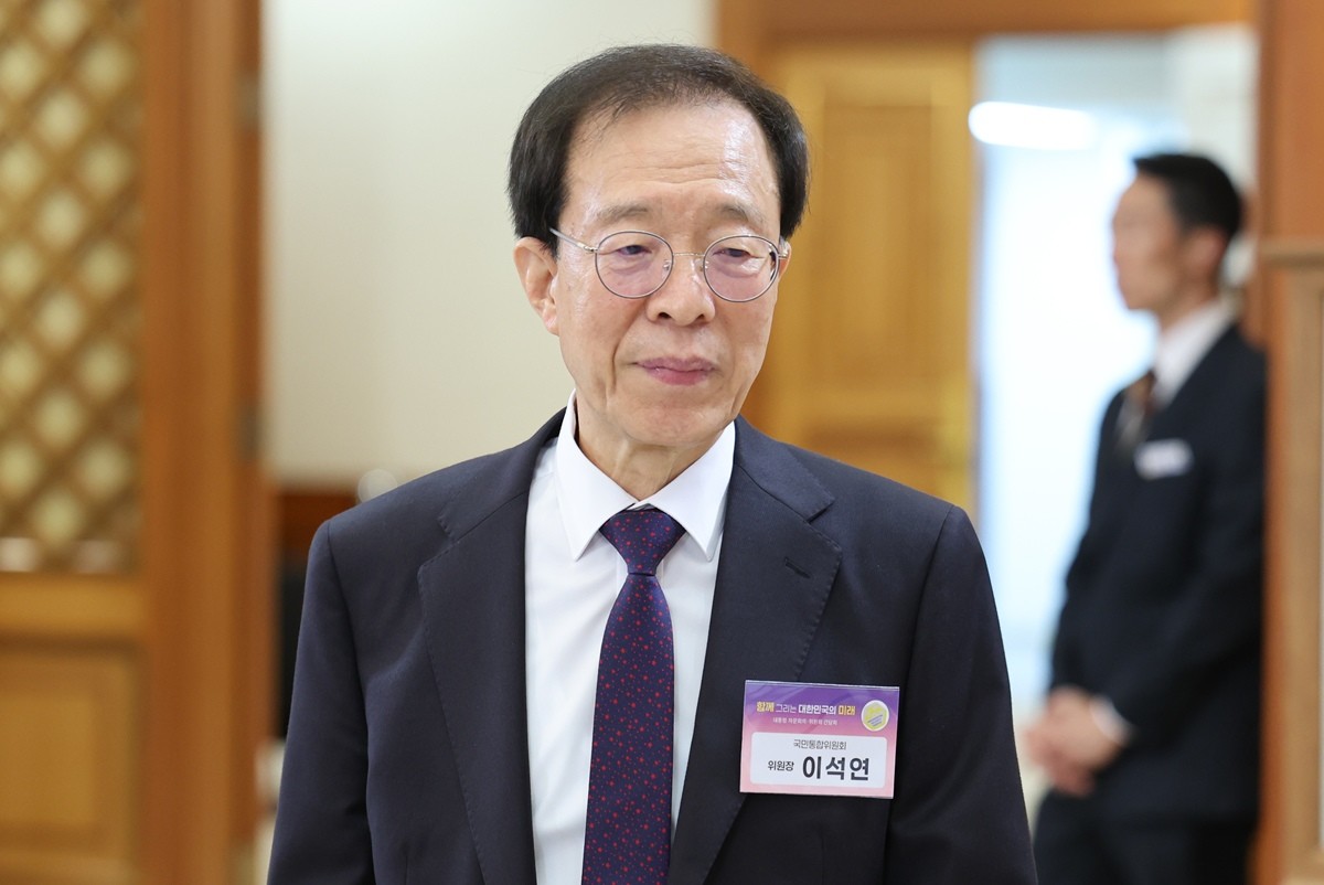이석연 대통령 직속 국민통합위원장 자료 사진. 이석연 위원장이 물러난다. 이 위원장은 임기 만료에 따라 연임 없이 다음 주 퇴임한다. 이석연 위원장은 3일 오후 페이스북에 올린 글에서 '저는 9월 9일 자로 국민통합위원장직에서 물러난다'라고 퇴임 의사를 밝혔다. 이석연 위원장은 '그러나 국민통합에 관한 이 정부의 생각과 철학이 저와는 많이 다르다는 것을 알았다'라며 '제가 다시 공직에 나선 것은 헌법에 충성하기 위해서이지, 정권에 충성하기 위한 것이 아니었다'라고 밝혔다. 그러면서 '이런 상황에서 이제 대통령의 뜻에 따라 물러나고자 한다'라고 덧붙였다. / 뉴스1