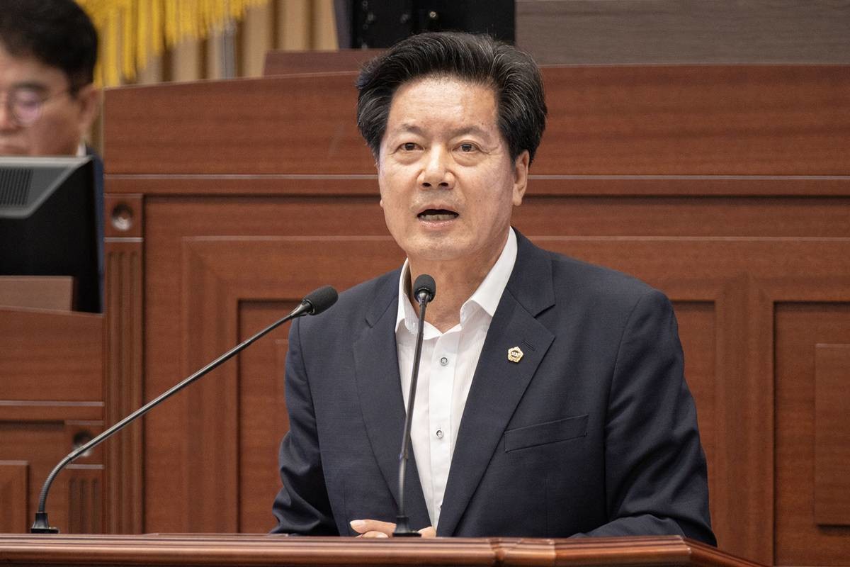 경상북도의회 원자력특별위원장을 맡고 있는 김재준 도의원(울진군)이 도의회 임시회 5분 자유발언을 통해 지난 8월 3일 한울원전 6호기 사용후핵연료 이송 과정에서 고농도 방사성물질을 포함한 붕산수 누출 문제를 지적하고 있다./경북도의회