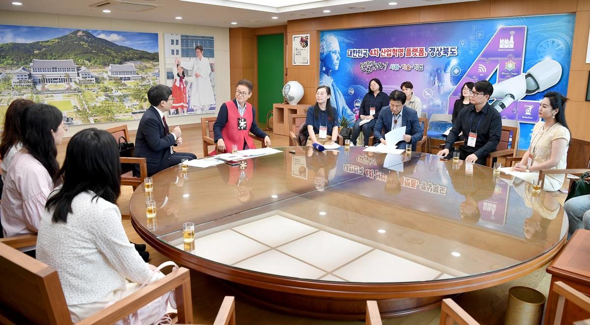 이철우 경북지사가 3일 경북도청에서 중국 랴오닝TV·장쑤TV와 인터뷰하고 있다./이하 경북도