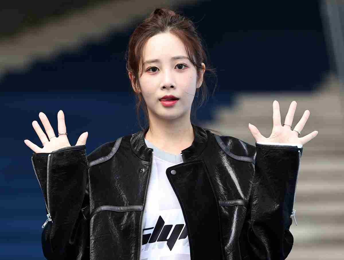 러블리즈 유지애가 2023년 서울 중구 동대문 DDP에서 열린 ‘2024 S/S 서울패션위크’ 홀리넘버세븐(HOLYNUMBER7) 컬렉션에 참석해 포즈를 취하고 있다. / 뉴스1