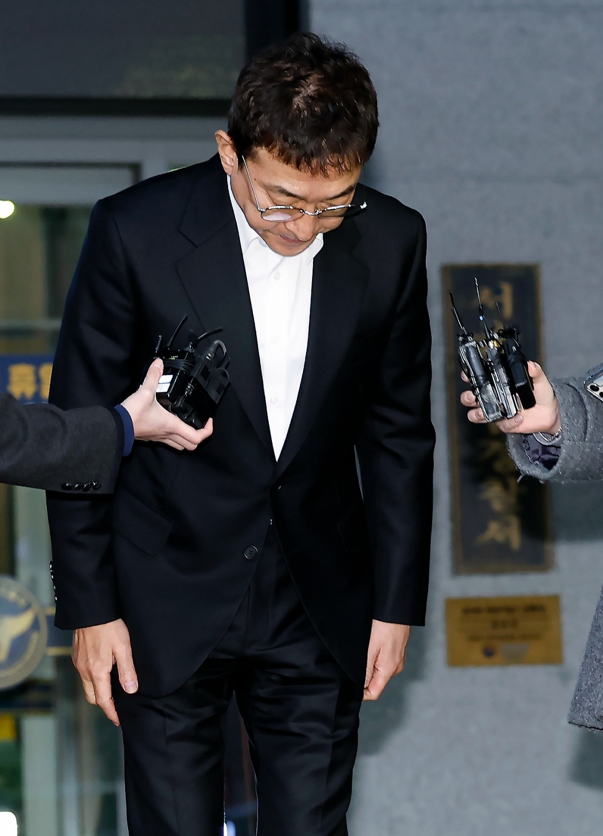 고개 숙여 사과하는 이재룡. / 뉴스1