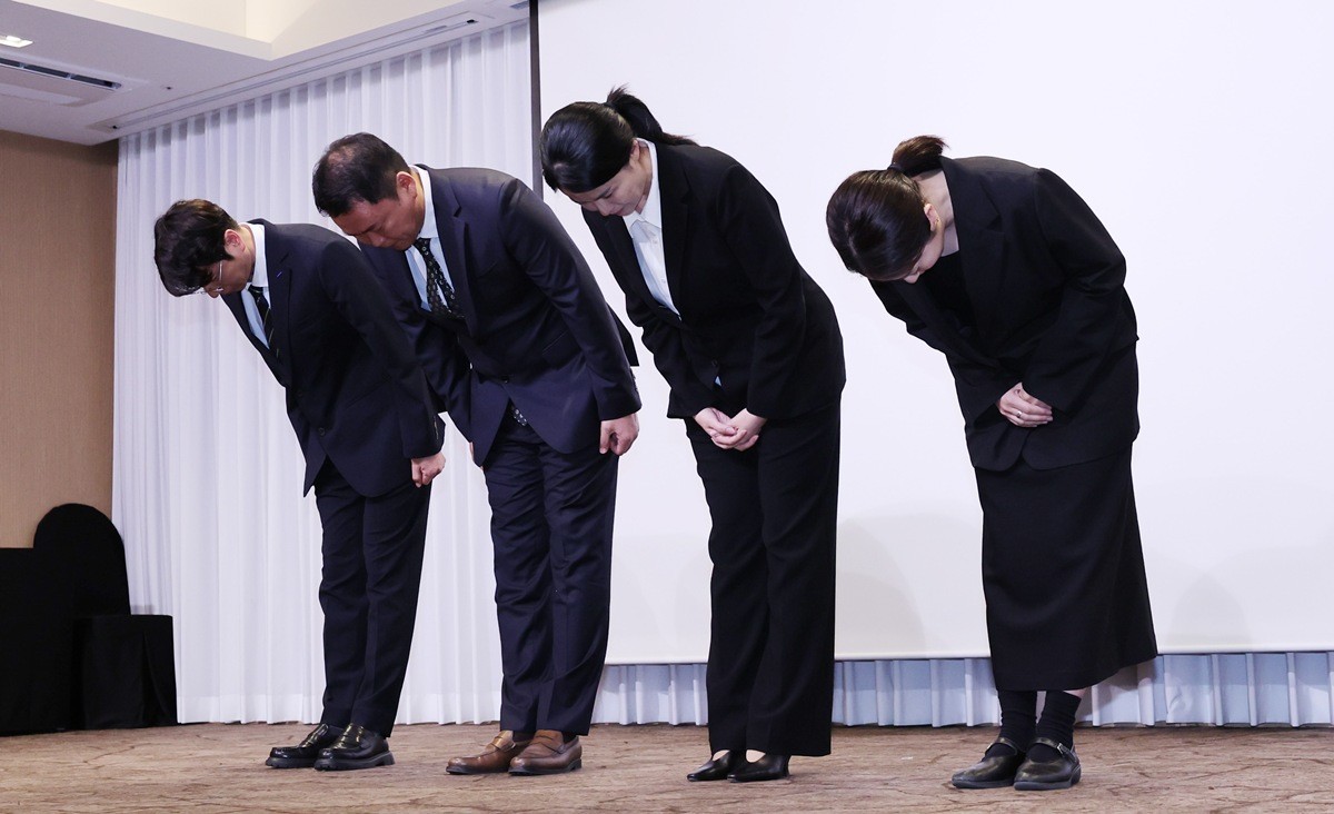 최주희 티빙 대표이사(오른쪽 두 번째)와 주요 경영진이 3일 오후 서울 중구 코리아나호텔에서 개인정보 침해 사고에 대해 공식 사과를 하고 있다. 최주희 티빙 대표는 이 자리에서 '이번 침해 사고로 고객 여러분께 심려와 불안을 끼쳐드린 점 진심으로 사과드린다'라며 '안전한 서비스를 제공하지 못한 데 대해 대표이사로서 무거운 책임을 느낀다'라고 말했다. 그러면서 '조사 결과를 겸허히 받아들이고 필요한 시정 조치와 재발 방지 대책을 끝까지 이행하겠다. 보안 체계 전반을 근본부터 다시 세우겠다'라고 덧붙였다. / 뉴스1