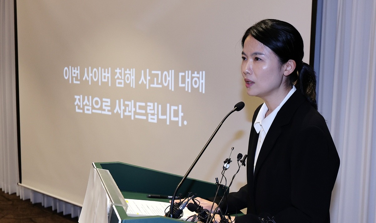 최주희 티빙 대표이사가 3일 오후 서울 중구 코리아나호텔에서 사이버 침해 사고에 대해 공식 사과문을 발표하고 있다. 최주희 티빙 대표는 이 자리에서 '이번 침해 사고로 고객 여러분께 심려와 불안을 끼쳐드린 점 진심으로 사과드린다'라며 '안전한 서비스를 제공하지 못한 데 대해 대표이사로서 무거운 책임을 느낀다'라고 말했다. 그러면서 '조사 결과를 겸허히 받아들이고 필요한 시정 조치와 재발 방지 대책을 끝까지 이행하겠다. 보안 체계 전반을 근본부터 다시 세우겠다'라고 덧붙였다. / 뉴스1