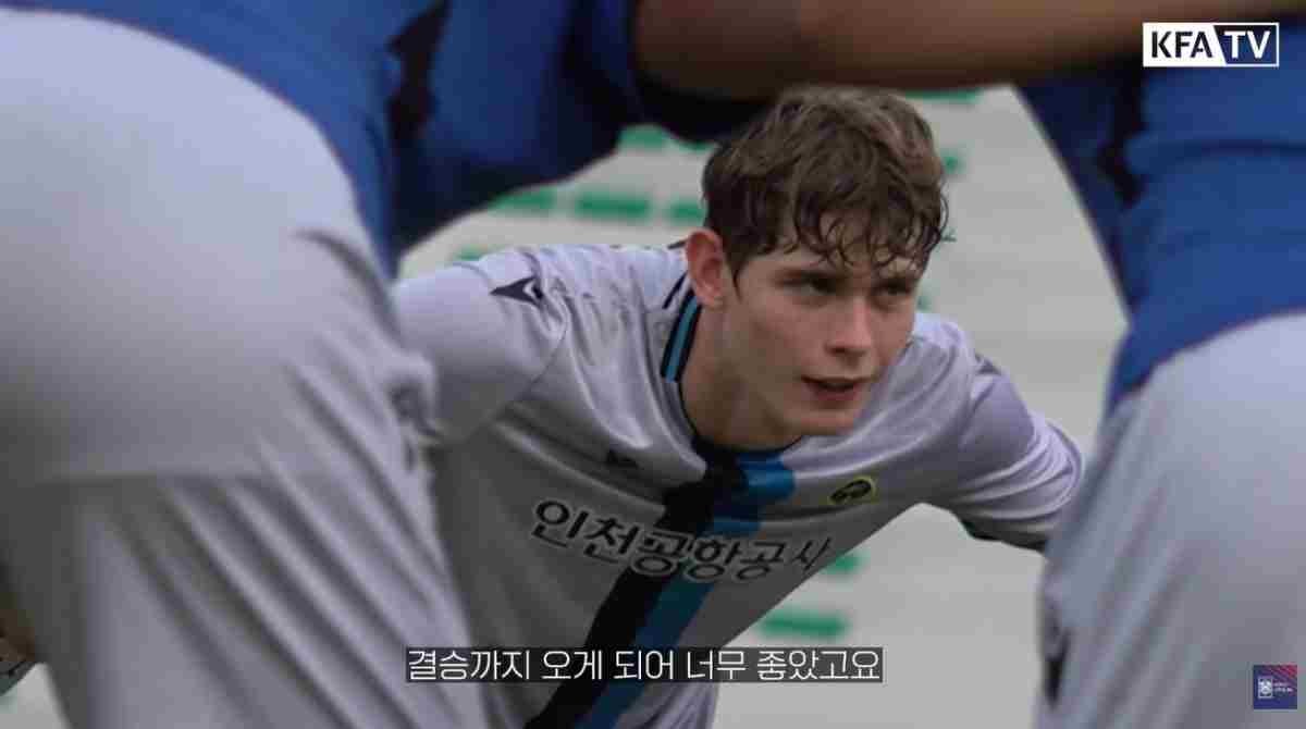 동료들과 의지를 다지고 있는 아르카디 / 유튜브 'KFATV official'