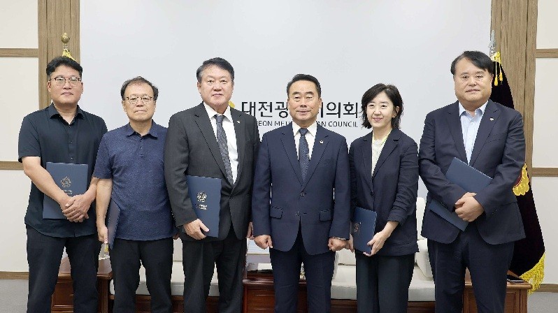 조성칠 대전시의회 의장(왼쪽에서 네 번째)이 3일 열린 '대전시의회 행동강령운영 자문위원회 위원 위촉식'에서 자문위원들에게 위촉장을 전달하고 기념촬영을 하고 있다./사진=대전시의회