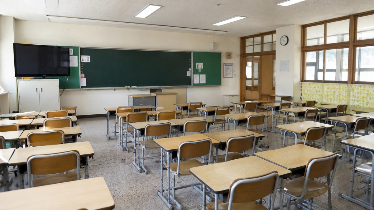 출근 첫날 욕설, 다음 날엔 폭행… 초등학생에 머리채 잡히고 얼굴 맞은 60대 교사