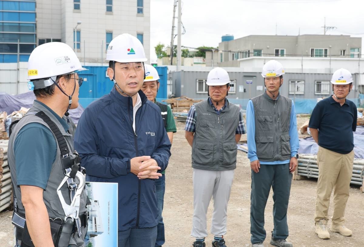 박용선 포항시장 오천읍 복합청사 건립현장 점검 모습/이하 포항시