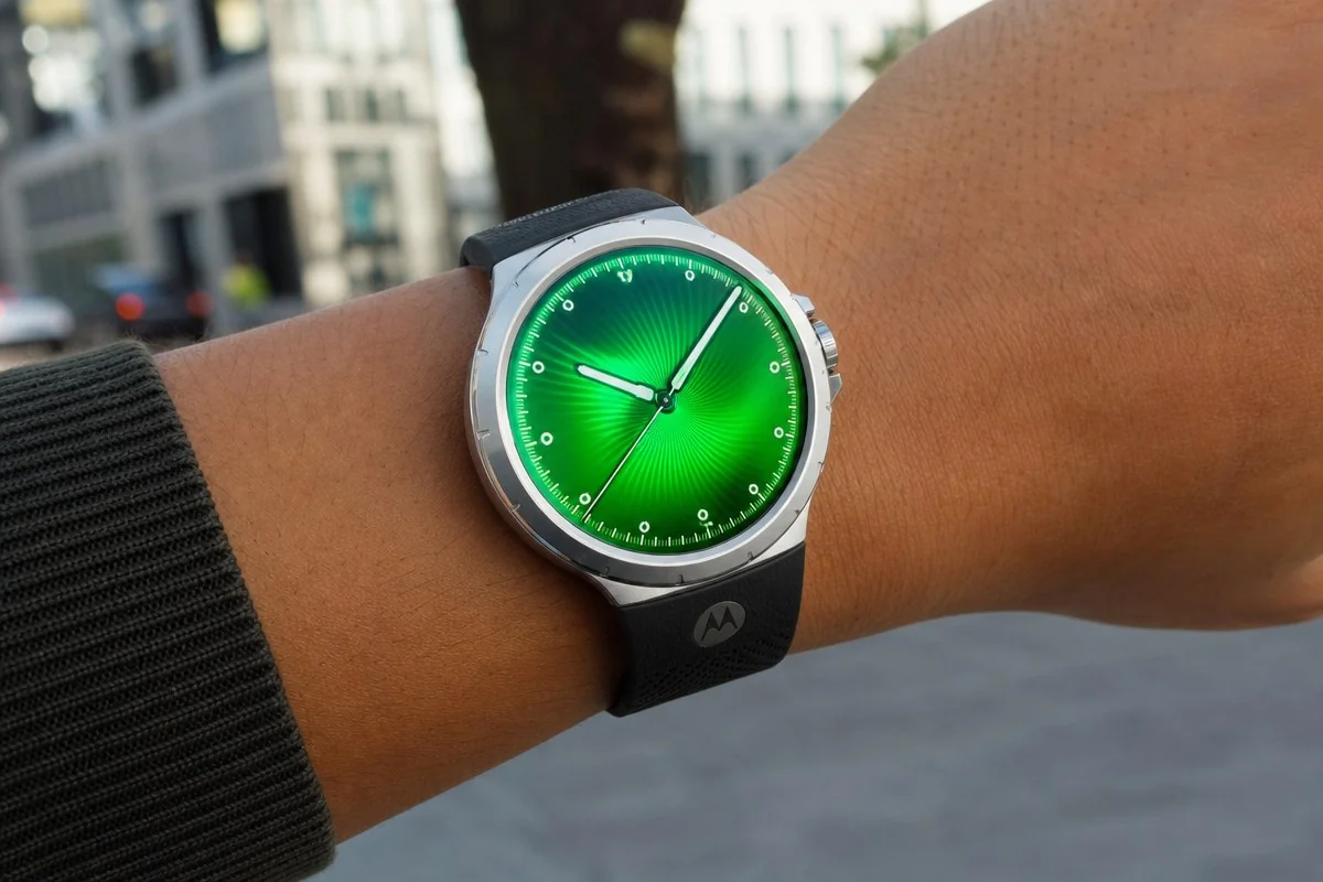 46mm 스테인리스에 2700니트 디스플레이, 배터리는 13일에서 50시간으로 / AI 생성 이미지