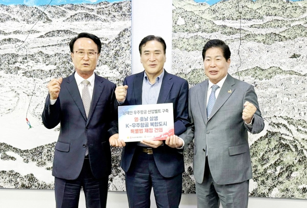 공영민 고흥군수가 김종양 국회의원과 우주항공복합도시 특별법 제정 등 우주항공산업 관련 현안을 논의한 후 기념촬영을 하고 있다. / 고흥군