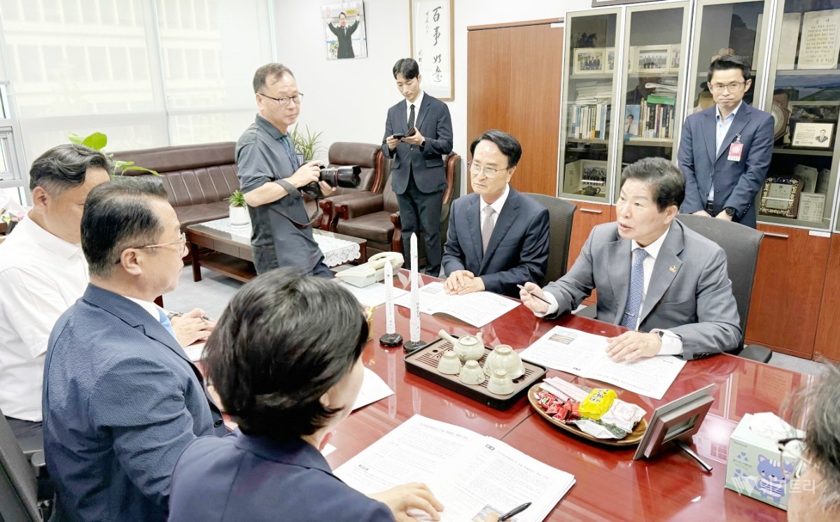 공영민 고흥군수가 문금주 국회의원과 우주항공복합도시 특별법 제정 등 우주항공산업 관련 현안을 논의하고 있다. / 고흥군