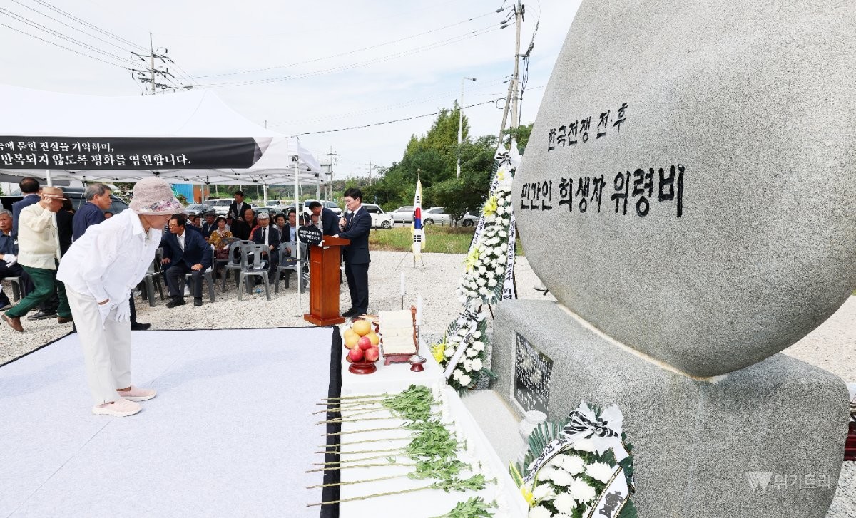 3일 광산구 지평동에서 열린 ‘한국전쟁 전후 민간인 희생자 위령비 제막식 및 위령제’에서 유족들이 희생자들의 넋을 기리며 헌화하고 있다. / 광주시 광산구