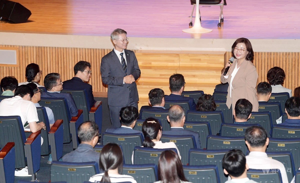 민형배 전남광주통합특별시장이 3일 광주청사 대회의실에서 열린 ‘공감 톡톡’에서 공직자들과 대화하고 있다. /전남광주통합특별시
