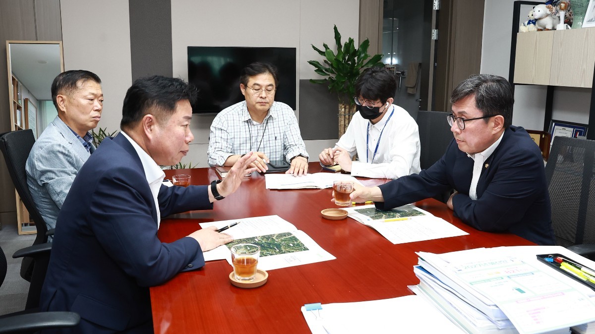 임지락 군수가 안도걸 국회의원에게 군 현안을 설명하고 있다. / 화순군