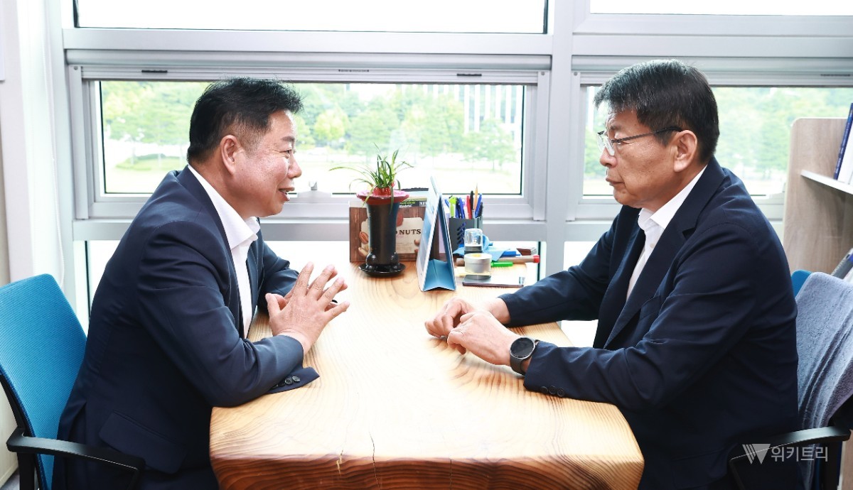 임지락 군수가 서삼석 국회의원에게 군 현안을 설명하고 있다. / 화순군