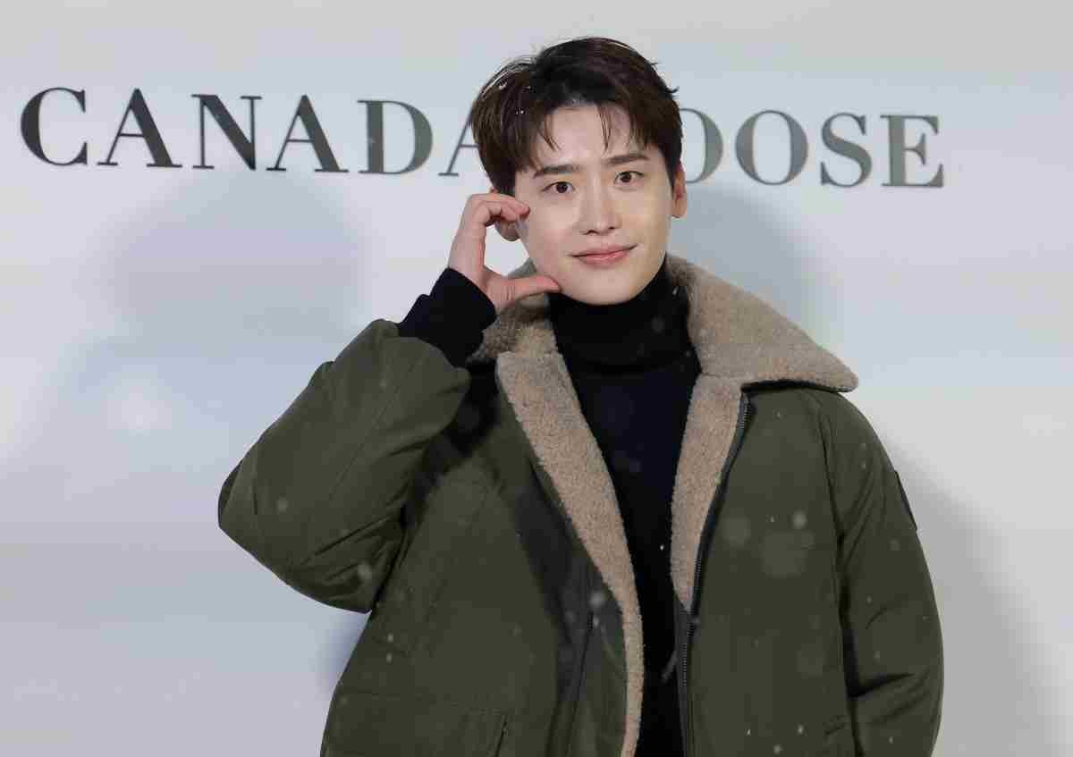 배우 이종석이 지난해 서울 종로구 통의동 재단법인 아름지기에서 열린 캐나다구스 '더 파이오니어링 저니' 쇼케이스에 참석해 포즈를 취하고 있다. / 뉴스1