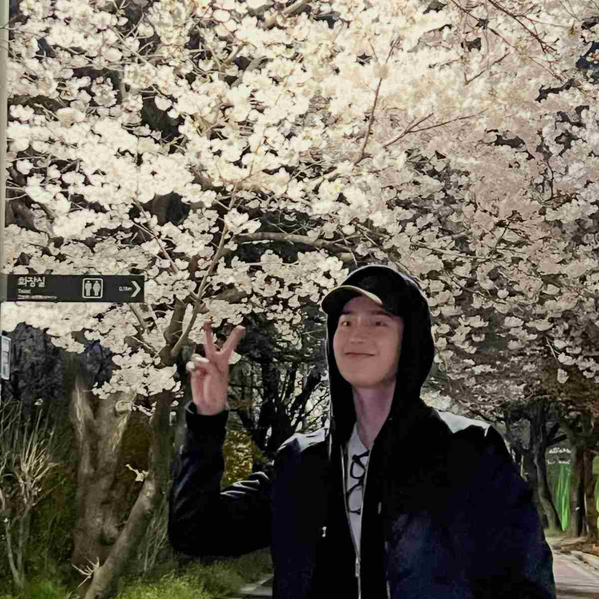 이종석이 사진을 찍고 있다 / 이종석 인스타그램