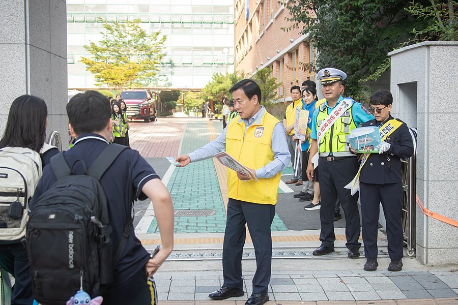 구재용 서해구청장, 가현중 등굣길 교통안전 캠페인 동참