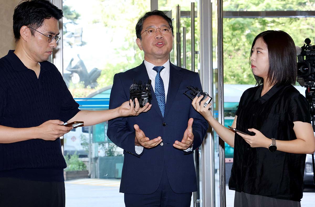 김승원 법무부 장관 후보자가 3일 오전 서울 종로구 적선현대빌딩에 마련된 인사청문회 준비사무실로 출근하며 취재진의 질문에 답하고 있다. / 뉴스1