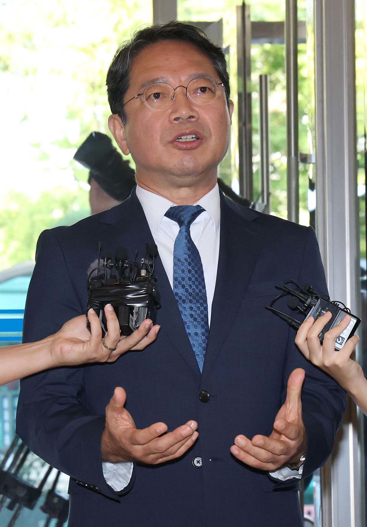 김승원 법무부 장관 후보자가 3일 오전 서울 종로구 적선현대빌딩에 마련된 인사청문회 준비사무실로 출근하며 취재진의 질문에 답하고 있다. / 뉴스1