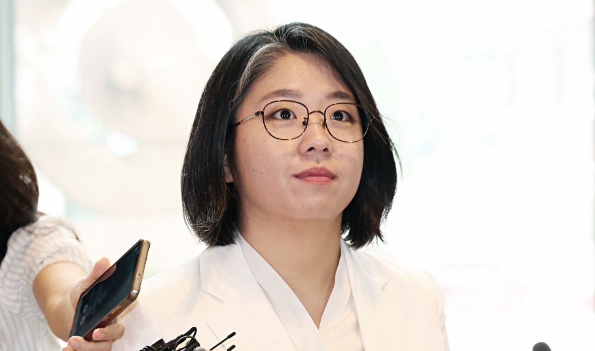 용혜인 성평등가족부 장관 후보자가 4일 오전 서울 서대문구 한국청소년활동진흥원에 마련된 인사청문회 준비 사무실로 출근하고 있는 모습 / 뉴스1