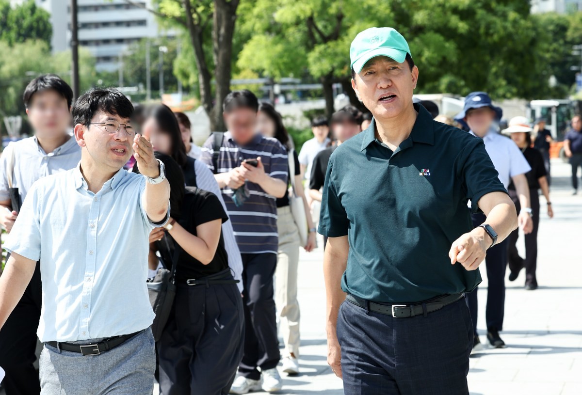 오세훈 서울시장이 3일 오전 서울세계불꽃축제가 열리는 여의도 한강공원을 찾아 현장점검을 하고 있다. / 뉴스1