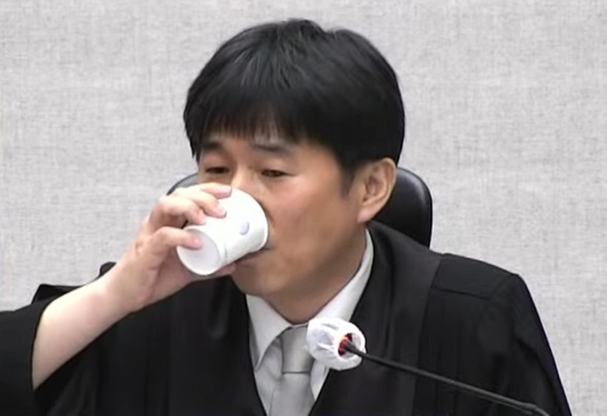 지귀연 부장판사 자료 사진. 룸살롱 접대 의혹으로 수사 받아온 지귀연 서울북부지법 부장판사가 409만 원 상당의 술 접대를 받은 혐의로 재판에 넘겨졌다. 청탁금지법 위반 혐의가 적용했다. 고위공직자범죄수사처 수사3부(이대환 부장검사)는 4일 지귀연 부장판사를 부정 청탁 및 금품 등 수수의 금지에 관한 법률 위반 혐의로 불구속기소 했다고 밝혔다. 지귀연 부장판사는 2023년 8월쯤 변호사 2명으로부터 서울 강남구 청담동에 있는 예약제 주점에서 409만 원 상당 술값을 결제하게 한 혐의를 받고 있다. / 뉴스1
