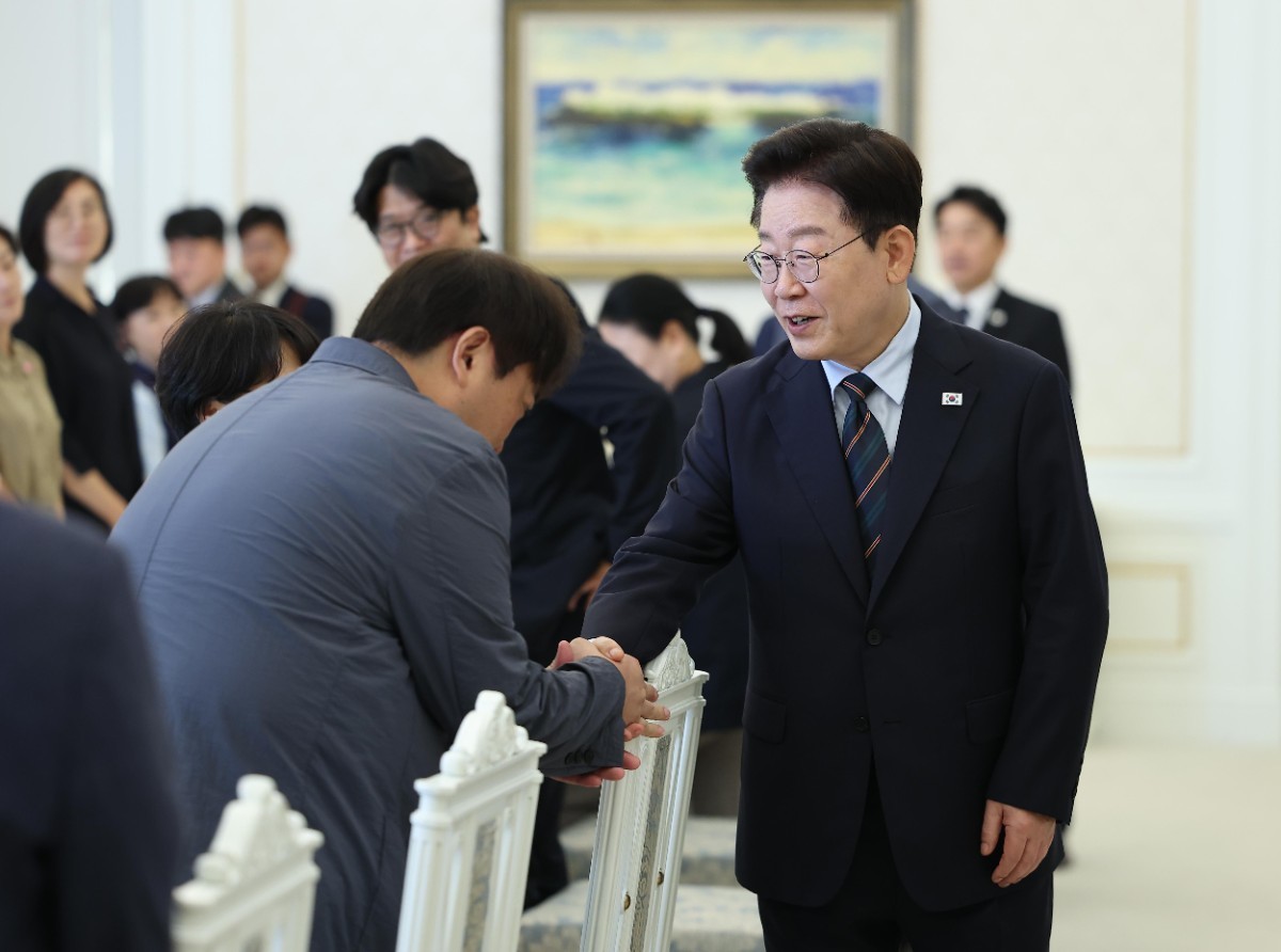 이재명 대통령이 4일 청와대에서 열린 시민사회 초청 간담회에 입장하며 참석자들과 인사를 나누고 있다. / 뉴스1