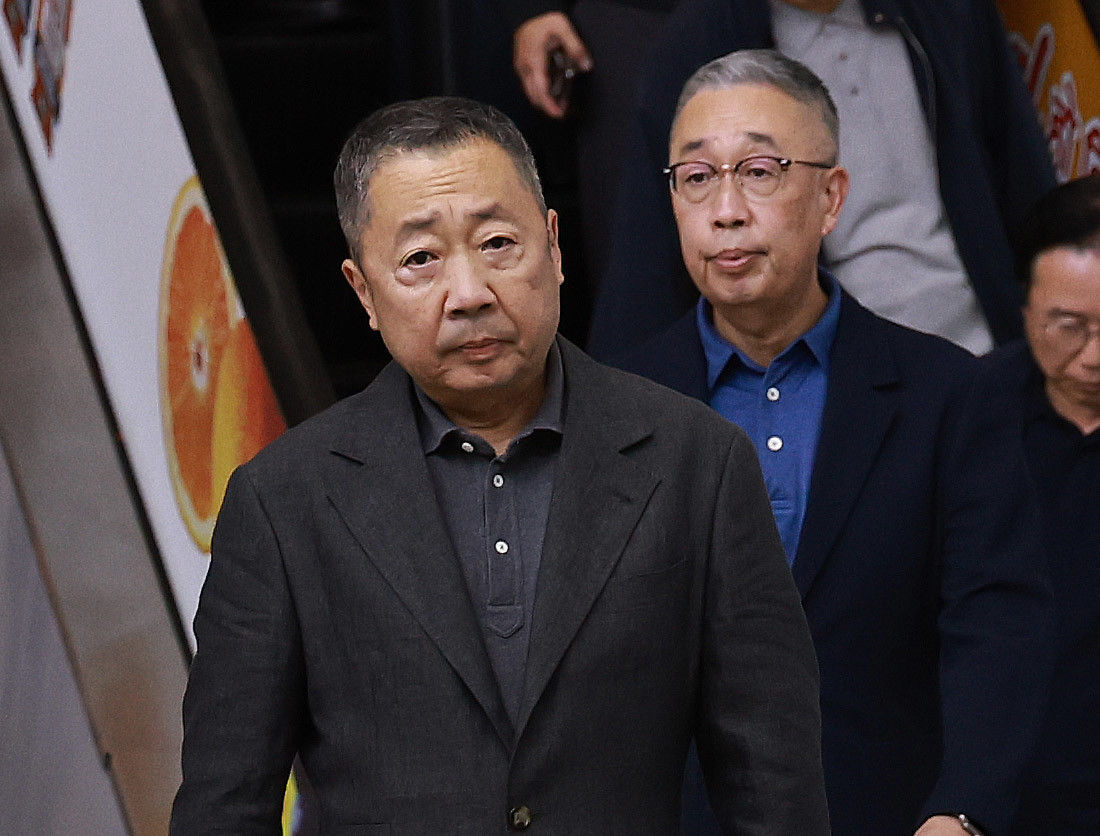 두산그룹 박정원 회장과 박지원 부회장이 지난달 29일 오후(현지 시각) 두산에너빌리티 실종자 수색 지원을 위해 네팔 카트만두 트리부반 국제공항에 도착한 모습 / 뉴스1