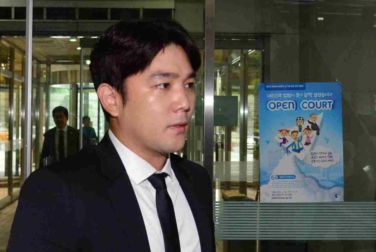 음주운전 후 사고를 낸 혐의를 받고 있는 슈퍼주니어의 멤버 강인이 2016년 선고공판을 받기 위해 서울 서초동 중앙지법에 출석하고 있다. / 뉴스1