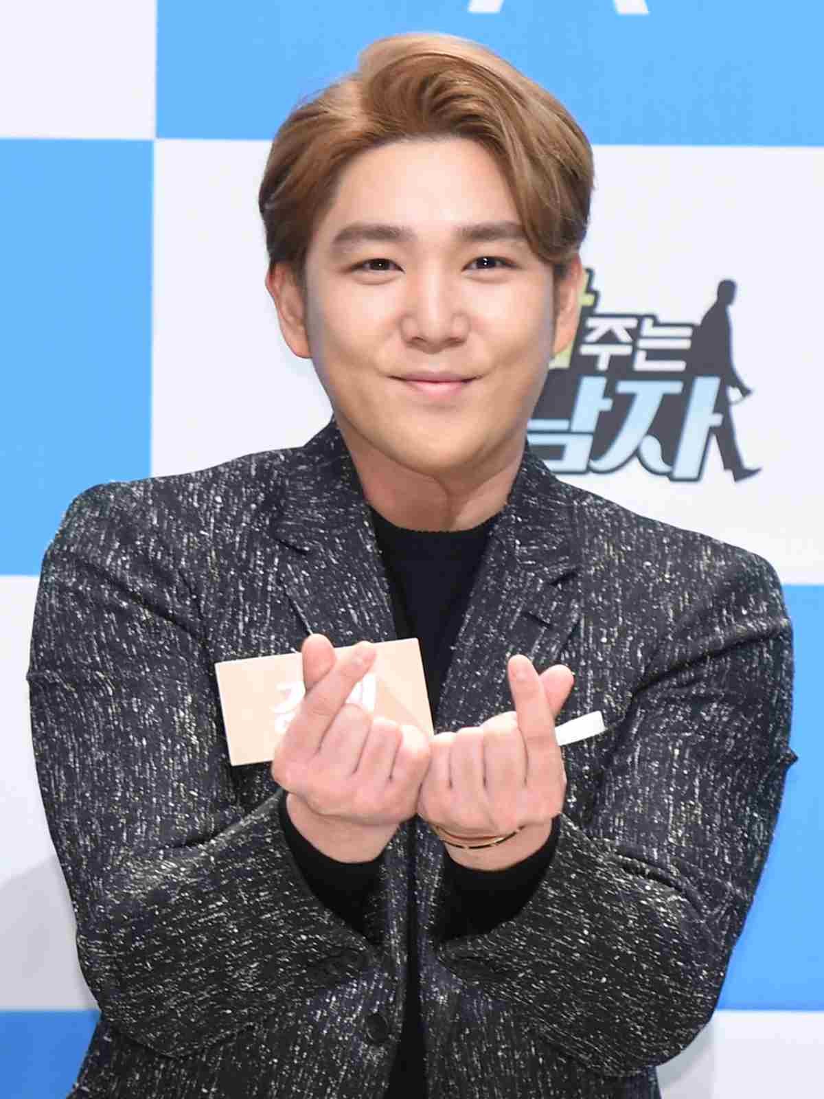 슈퍼주니어 강인이 2016년 서울 마포구 상암동 동아디지털미디어센터에서 열린 채널A 예능 프로그램 '개밥 주는 남자' 기자간담회에 참석해 반려견 춘향이에게 하트를 보내고 있다. / 뉴스1