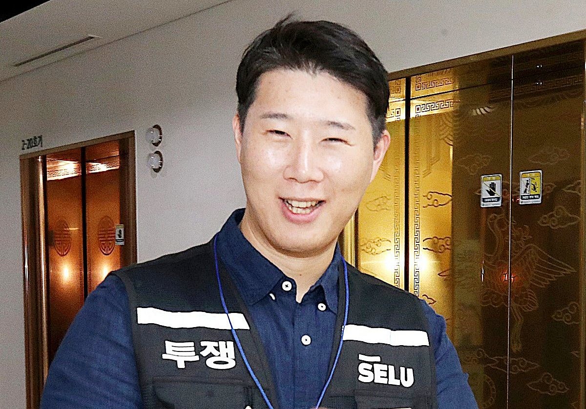 최승호 삼성그룹 초기업노동조합 삼성전자지부(초기업노조) 위원장 모습. 기사 이해를 돕기 위한 자료 사진. 경기 화성동탄경찰서는 4일 개인정보보호법 위반 혐의로 삼성그룹 초기업노동조합 삼성전자지부(초기업노조)의 최승호 위원장과 노조 간부 A 씨를 검찰에 불구속송치한 것으로 전해졌다. 최승호 위원장 등은 초기업노조 등의 쟁의행위 가결로 총파업이 현실화한 지난 3월을 전후해 다른 임직원의 개인정보를 활용해 노조 가입 여부가 담긴 '블랙리스트'를 작성한 혐의를 받고 있다. 사내 시스템 관련 업무를 하는 A 씨는 부정한 목적과 방법으로 10만 여명이 넘는 임직원의 명단 파일을 확보해 노조에 건넨 것으로 파악됐다. / 뉴스1