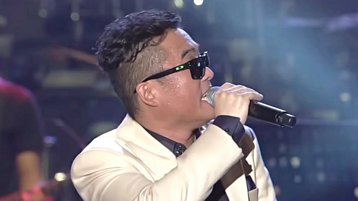 무대 위의 김건모. / 유튜브 '울산MBC_뮤직'