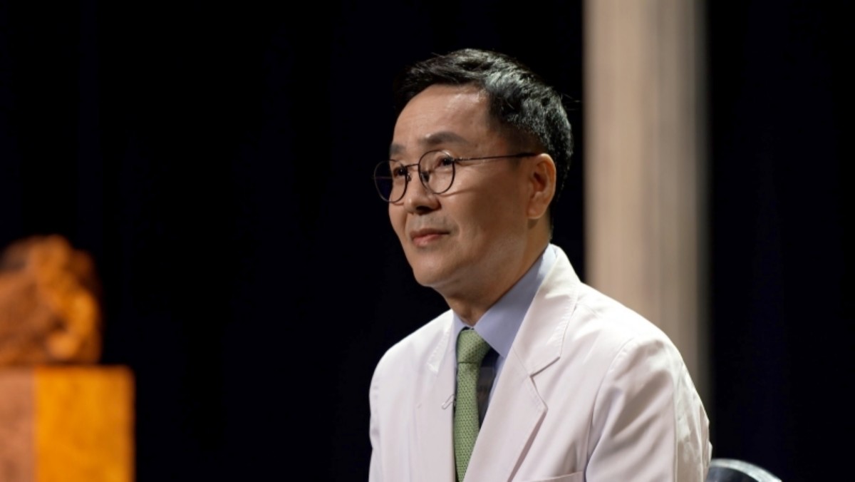 EBS '명의' 985회 스틸컷. 4일 방송되는 EBS 명의 '내 몸속 위험한 돌, 담낭과 담도를 지켜라' 편은 소화기내과 전문의 천영국 교수와 함께 담낭·담도 질환의 치료와 예방법을 짚어본다. / EBS