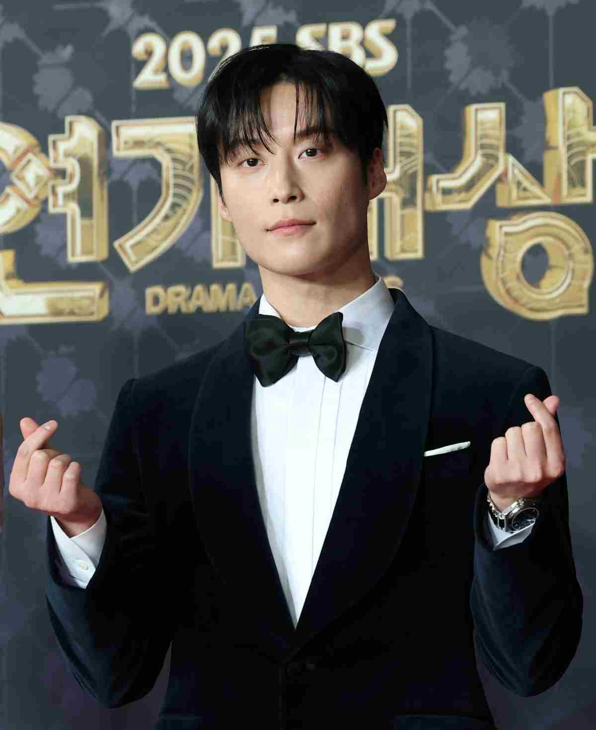 배우 허남준이 지난해 서울 마포구 SBS프리즘타워에서 열린 ‘2025 SBS 연기대상’ 레드카펫 행사에 참석해 포즈를 취하고 있다. / 뉴스1