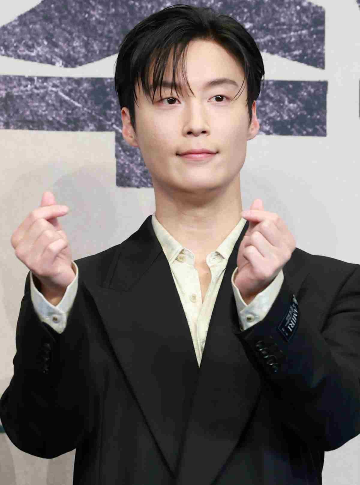 배우 허남준이 지난해 서울 구록 더링크서울 트리뷰트 포트폴리오 호텔에서 열린 JTBC 새 토일극 '백번의 추억' 제작발표회에서 포즈를 취하고 있다. / 뉴스1