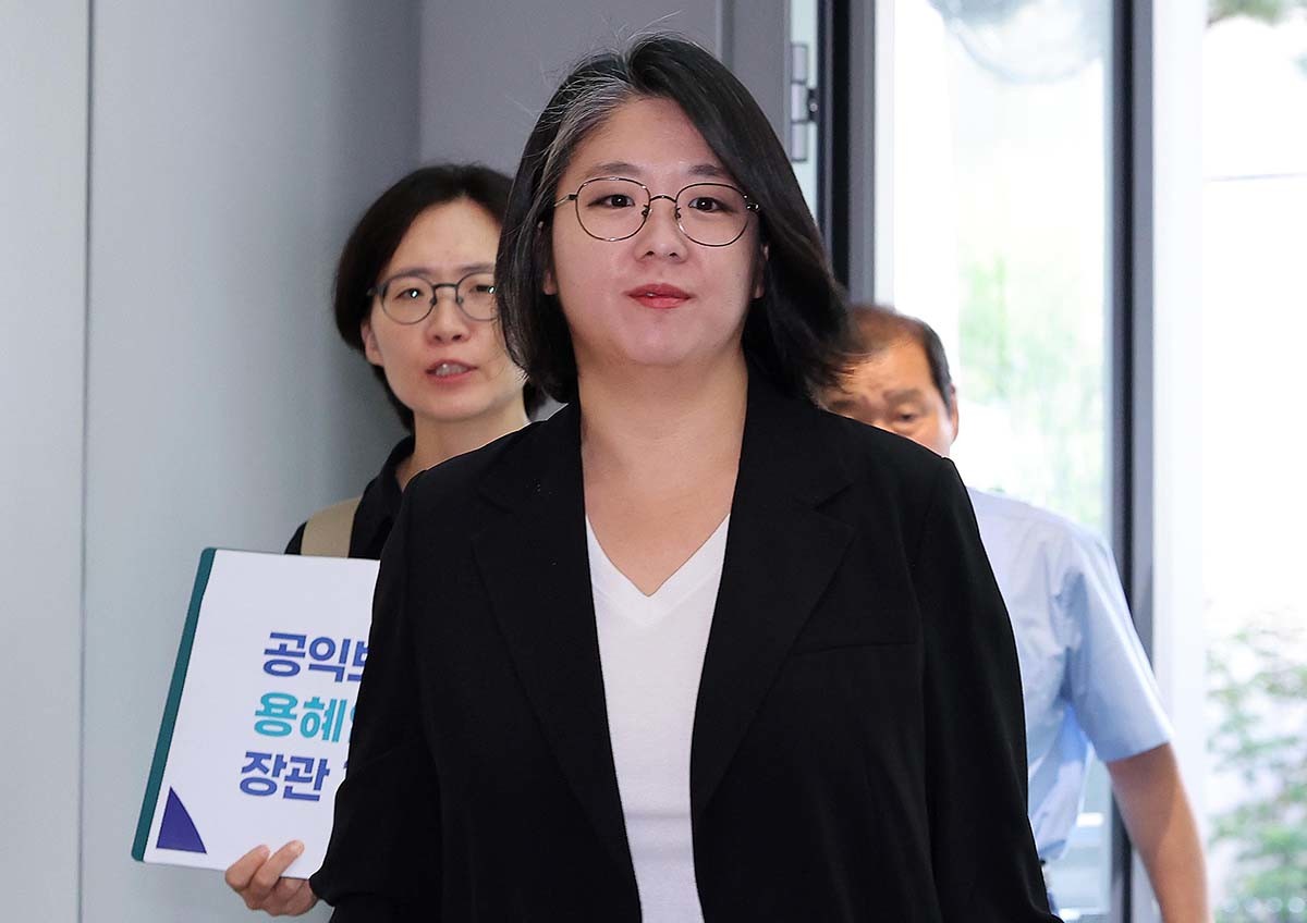 용혜인 성평등가족부 장관 후보자가 3일 오전 서울 서대문구 한국청소년활동진흥원에 마련된 인사청문회 준비사무실로 출근하며 미래당 관계자들에게 사퇴 요구를 받고 있다. / 뉴스1