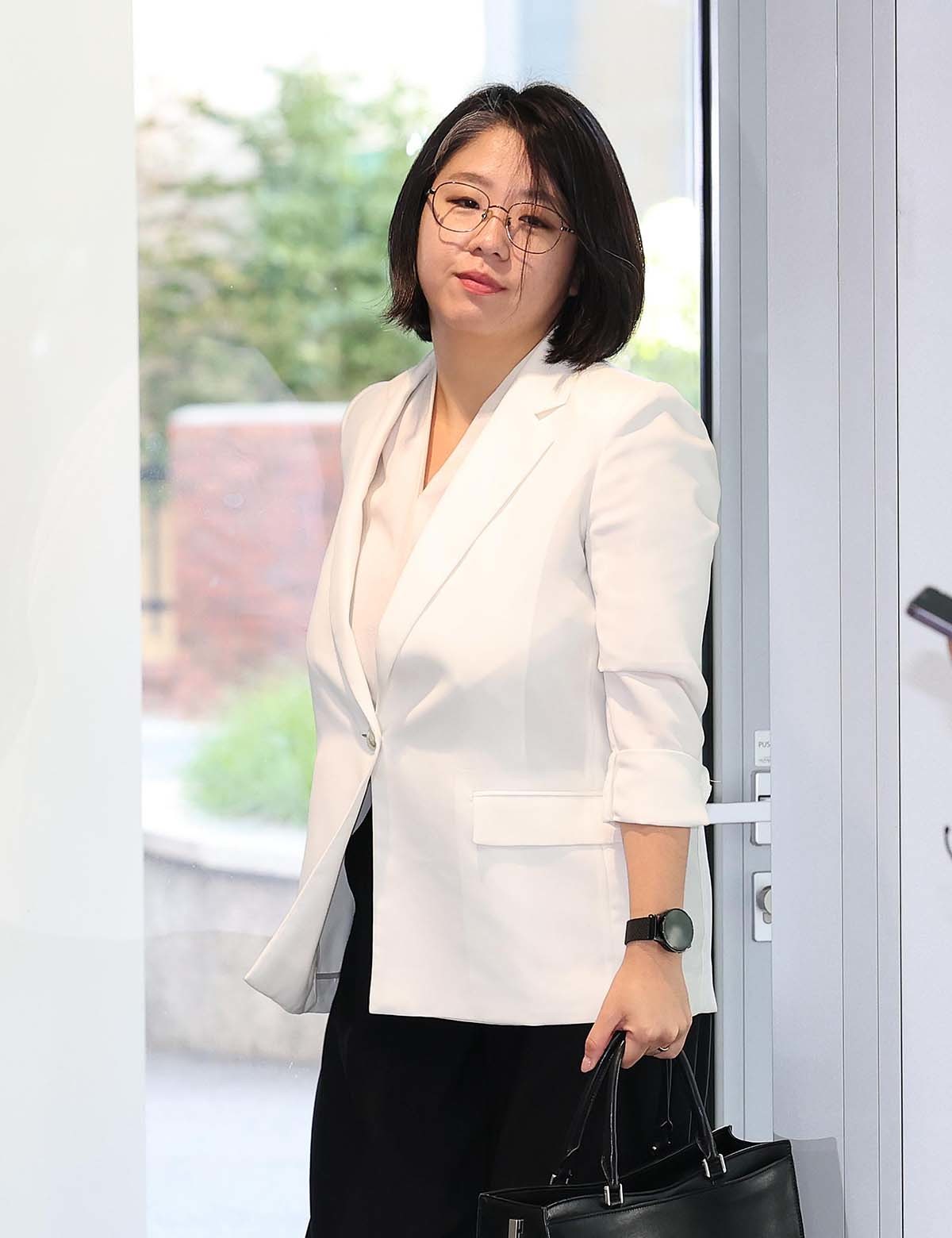 용혜인 성평등가족부 장관 후보자가 4일 오전 서울 서대문구 한국청소년활동진흥원에 마련된 인사청문회 준비 사무실로 출근하고 있다. / 뉴스1