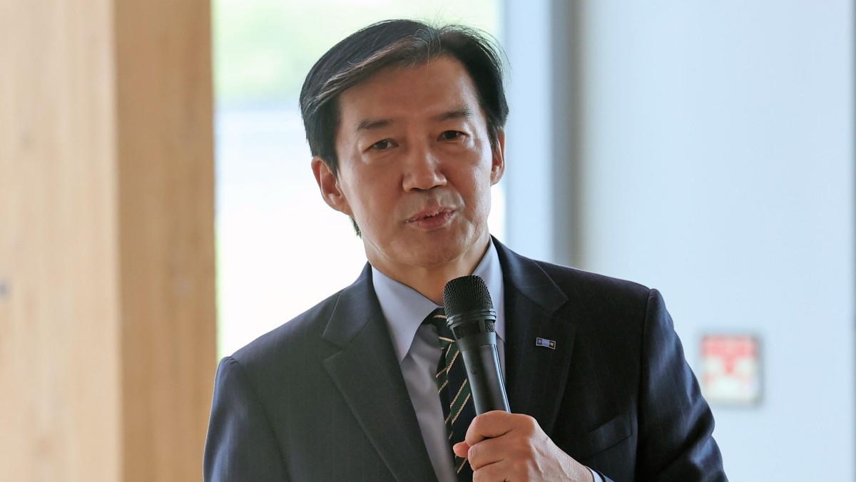 조국 혁신정책연구원장이 2일 오후 전남광주 신안군 압해읍 보훈회관에서 열린 '2026 신안군 명사 초청 특강'에서 '호남정치의 미래'를 주제로 강연할 당시 자료사진. 조 원장은 4일 자신의 페이스북에서 '충정으로 객관적 상황과 대처방안을 제시하니, 거두절미하고 '배은망덕' 또는 '봉창 두드린다'며 공격한다'면서 '은혜를 제대로 갚기 위해 경고 신호로 '대문'을 크게 두드렸더니, 시끄럽다며 오물을 투척한다'고 했다. 이어 그는 '그런 식의 비방과 조롱, 대통령이 처한 문제 해결에도 국정지지율 회복에도 전혀 도움이 안 될 것'이라면서 '또 한 명의 '반명'(反이재명)을 만들어내는 것이 대통령에게 무슨 도움이 되겠는가'라고 꼬집었다. / 뉴스1