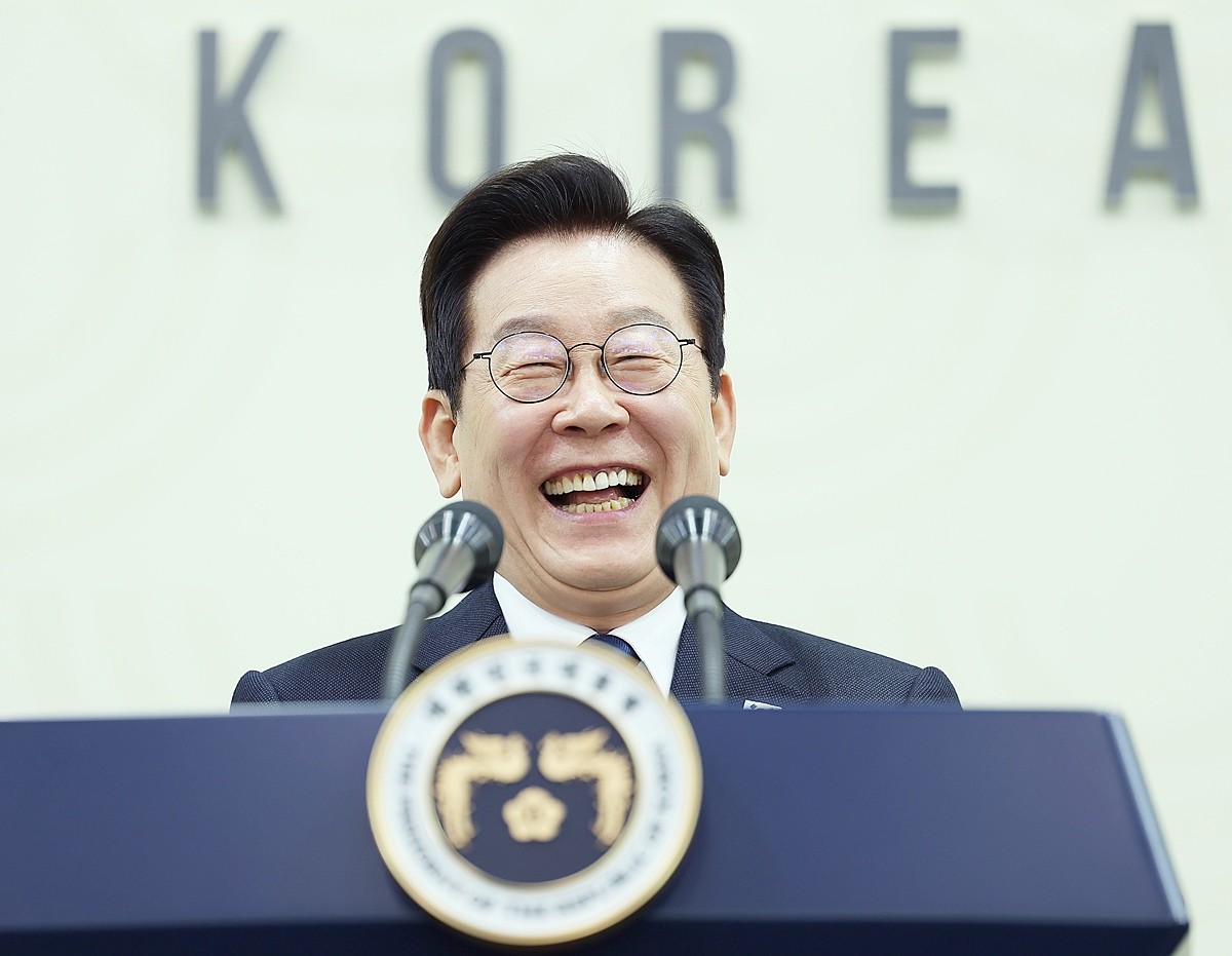 이재명 대통령 자료 사진. 이재명 대통령이 9월 6일부터 9일까지 에마뉘엘 마크롱 프랑스 대통령의 초청으로 프랑스를 국빈 방문한다고 위성락 국가안보실장이 4일 밝혔다. 이번 방문은 지난 4월 방한한 마크롱 대통령이 이재명 대통령을 프랑스에서 열리는 국제 영화·영상 정상회의인 '뤼미에르 서밋'의 공동 의장을 맡아달라면서 초청한 데 따른 것이라고 위성락 실장은 설명했다. / 연합뉴스