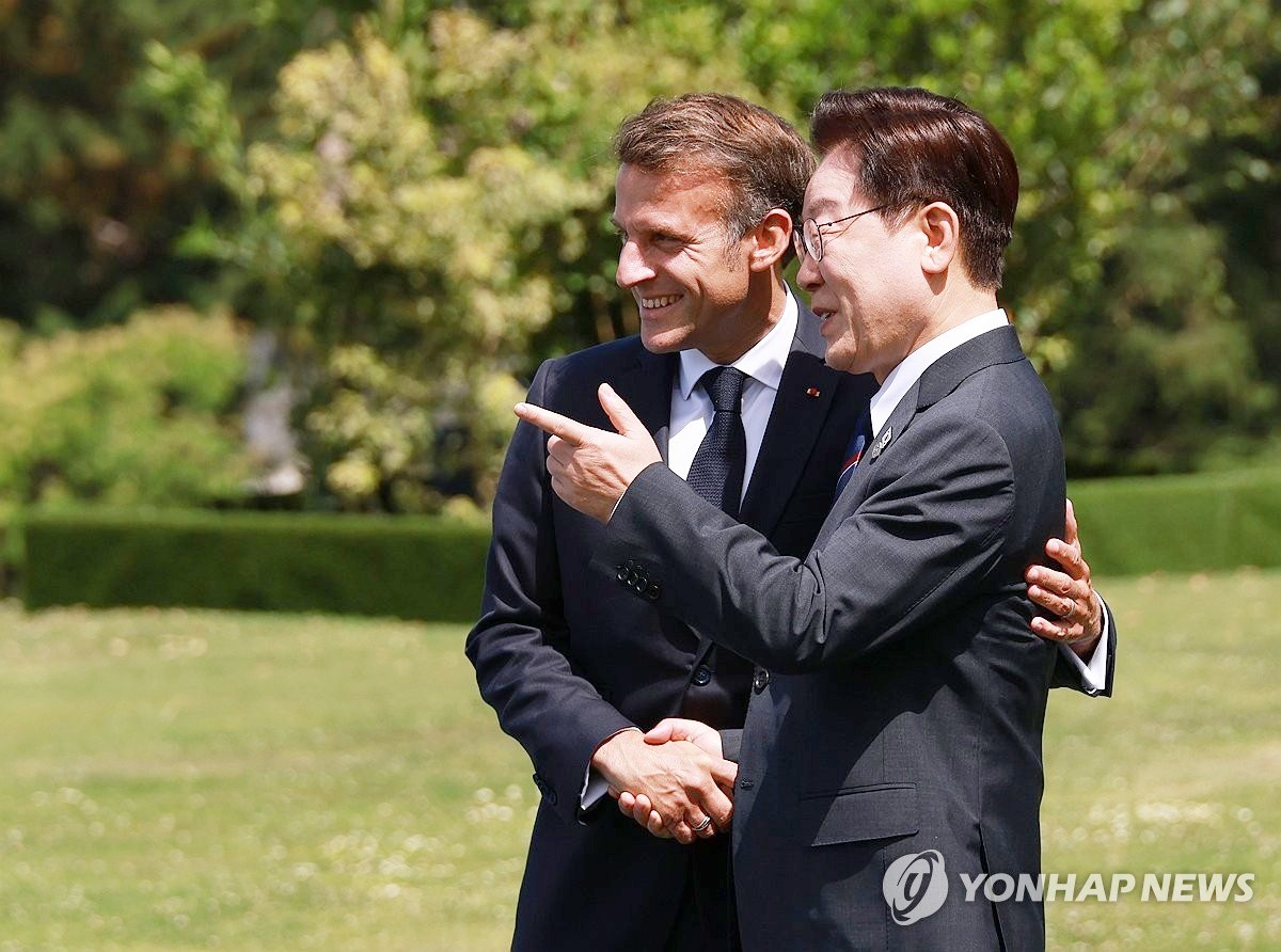 이재명 대통령이 16일(현지 시각) 프랑스 에비앙레뱅 주요 7개국(G7) 정상회의 행사장에서 열린 초청국 환영행사에서 의장국인 프랑스의 에마뉘엘 마크롱 대통령과 대화하고 있다. 이재명 대통령의 프랑스 국빈방문과 관련해 위성락 국가안보실장은 '이번 방문으로 프랑스와의 '글로벌 전략적 동반자 관계'를 내실화하고 우리 대유럽 외교 확대에 새로운 동력을 더하는 계기를 마련할 수 있을 것'이라고 말했다. 이어 '미래산업 선도국인 프랑스와 인공지능(AI)·우주·원자력·바이오 등 첨단기술 분야의 협력을 확대하고 청년·과학기술 분야의 교류를 활성화할 것'이라며 '뤼미에르 서밋의 공동의장국으로서 글로벌 영화·영상 산업의 미래 논의를 선도하고 K 콘텐츠의 유럽 시장 진출 기반을 확대할 것'이라고 설명했다. / 연합뉴스
