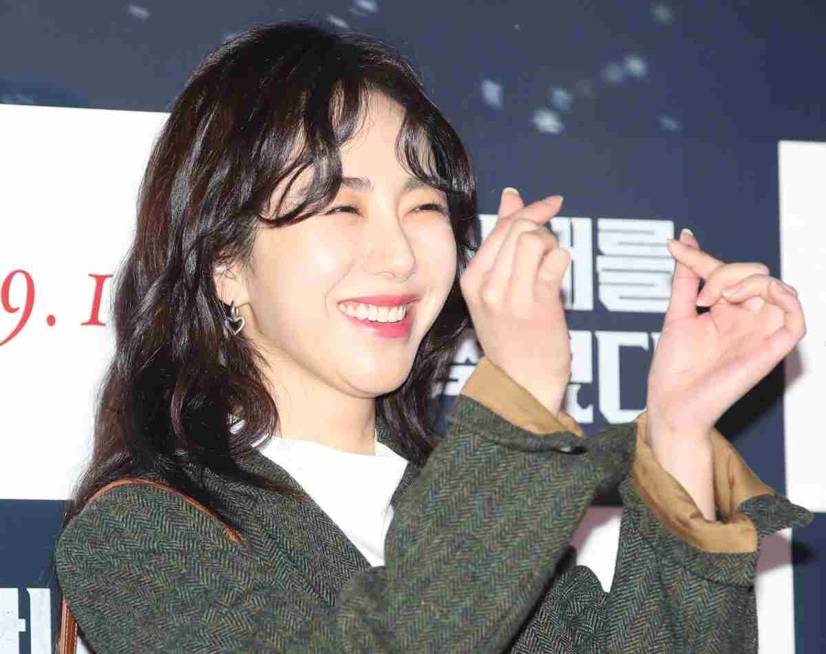 AOA 출신 권민아가 2019년 서울 롯데시네마 월드타워점에서 열린 영화 '아내를 죽였다' VIP시사회에 참석해 포즈를 취하고 있다. / 뉴스1