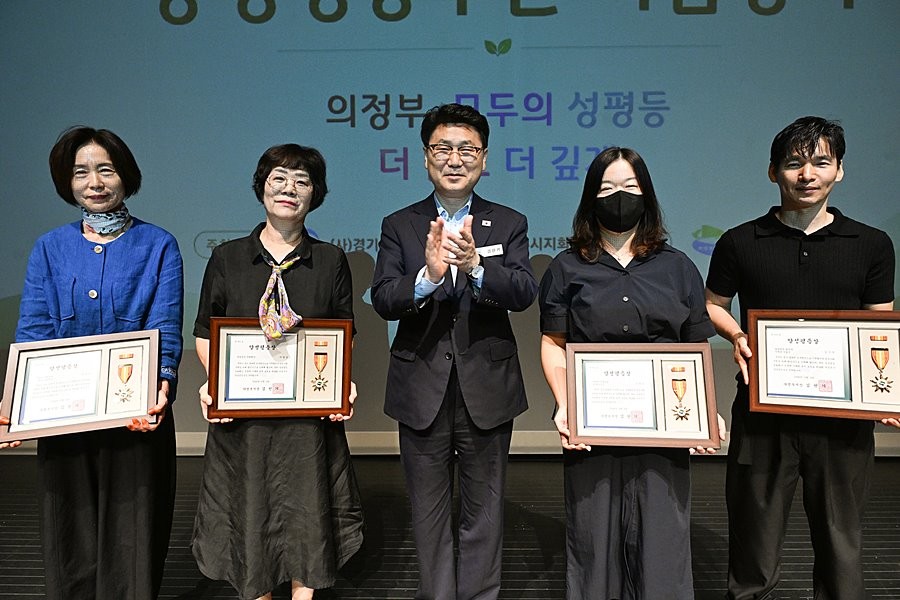 김원기 의정부시장이 9월 3일 (사)경기도여성단체협의회 의정부시지회의 ‘2026년 양성평등주간 기념행사’에서 양성평등 유공자들과 기념촬영을 하고 있다