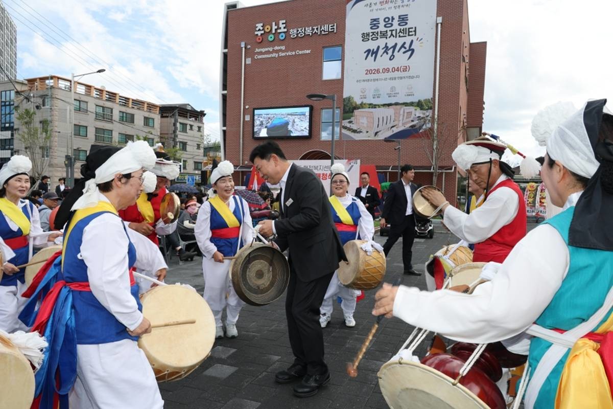 포항시 중앙동 행정복지센터 신청사 개청식에서 주민들과 축하하고 있는 박용선 시장/이하 포항시
