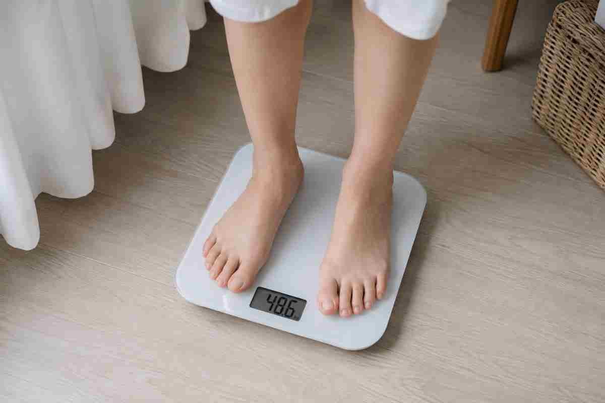 여성이 체중계 위에 올라가 있는 모습 / AI 생성 이미지
