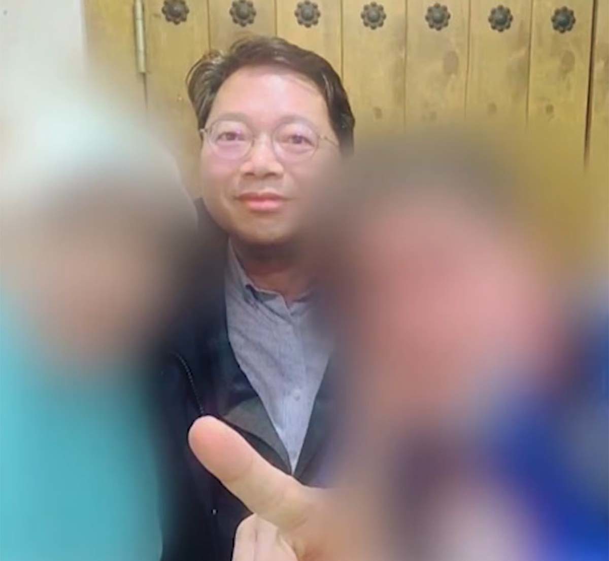 김승원 후보자가 유흥주점 여사장인 양모씨, 정모 판사와 함께 찍은 사진이 4일 공개됐다. / SBS