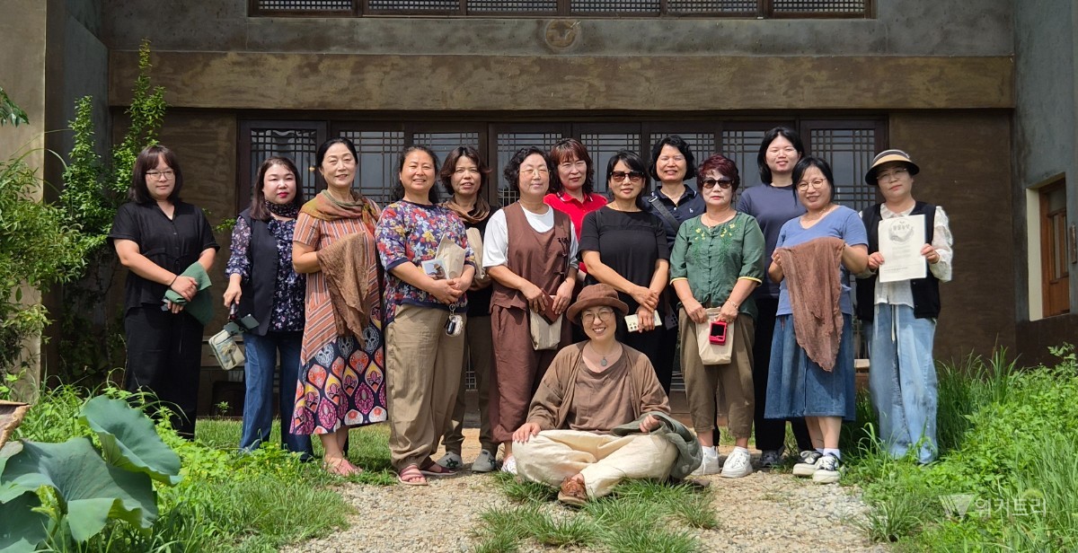 함평군은 ‘함담 홍보단’ 10명이 지난 3일 손불면에 위치한 시목카페·풀물농장을 방문해 감물 천연염색 프로그램을 체험하고, 현장에서 경험한 이야기를 다양한 홍보 콘텐츠로 제작했다. / 함평군